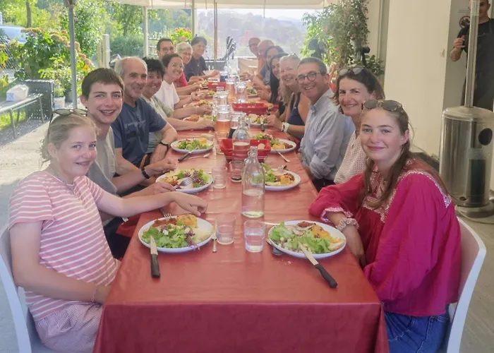 Amaren Bidea A Aroue, Chez Simone Et Manu, Parfaitement Sur Le Gr65 Hostel Aroue-Ithorots-Olhaiby